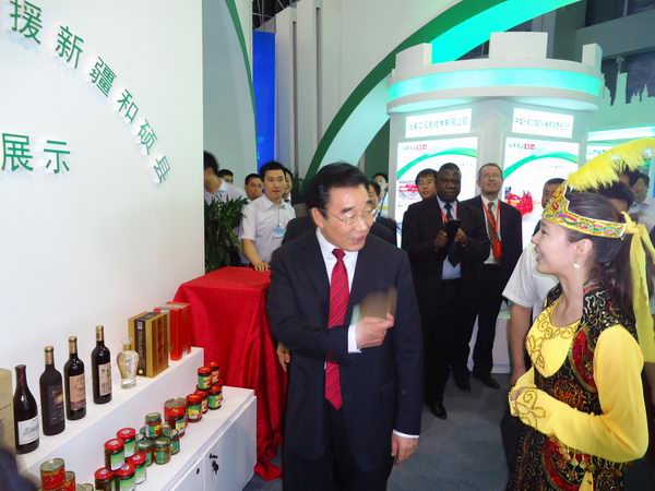 省委书记张庆黎在中国•廊坊国际经济贸易洽谈会上与我院新疆班学员亲切交流