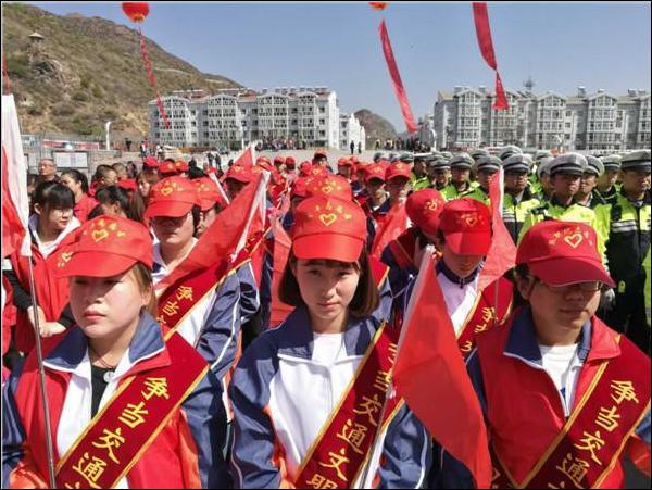 我院大学生志愿者参加“创建文明城市，争当交通文明先锋”活动